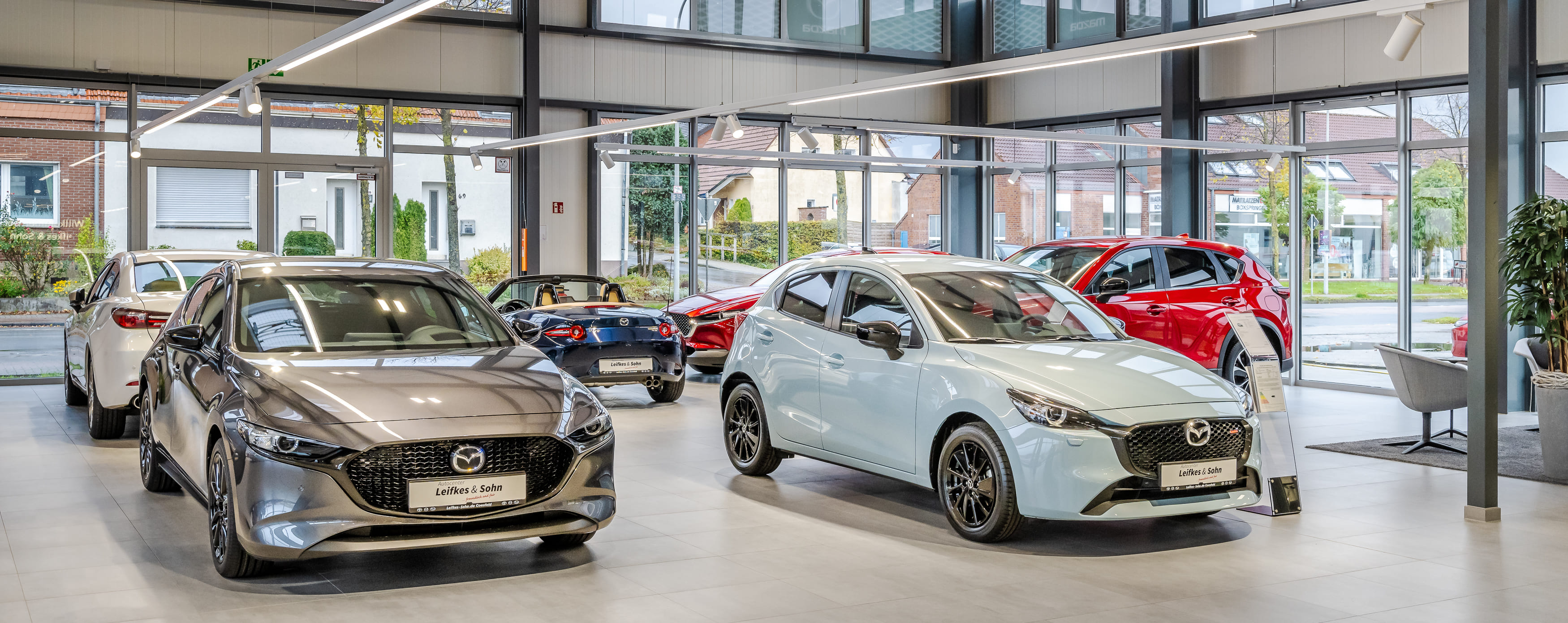 Mazda Fahrzeuge in einem Showroom