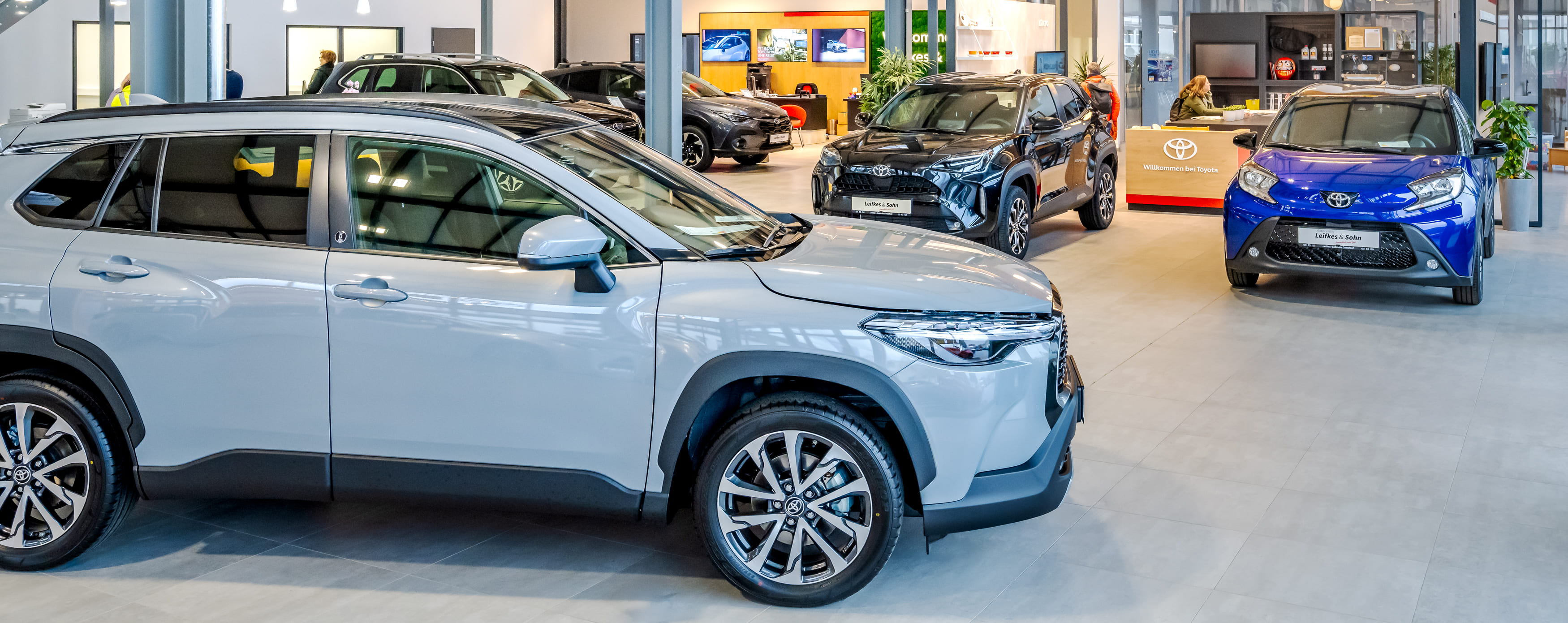 Toyota Fahrzeuge in einem Showroom